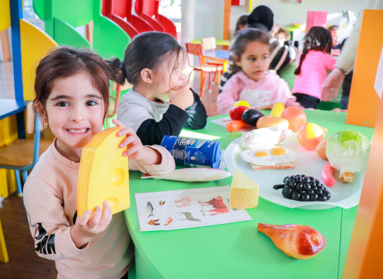 enfants à table tout le monde
