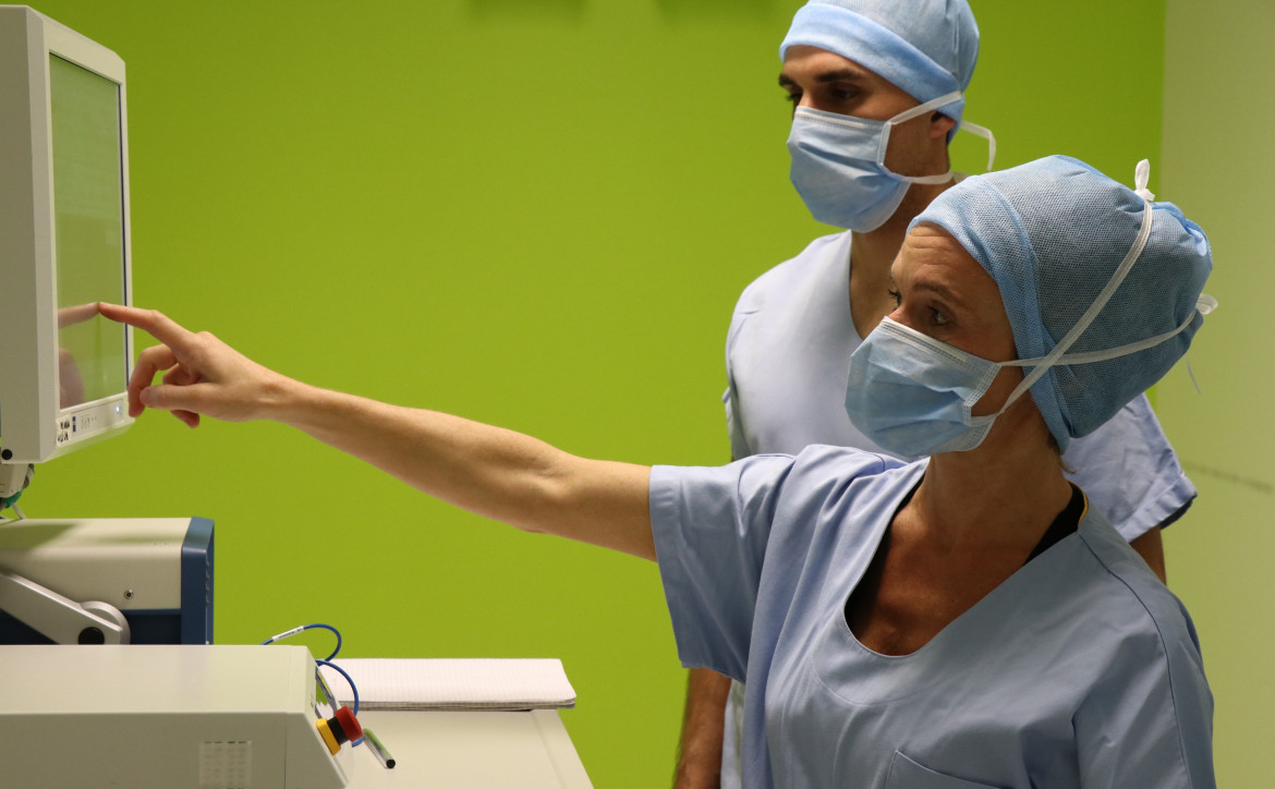 les radiothérapeutes s'assurent de la zone à irradier - cancer du sein