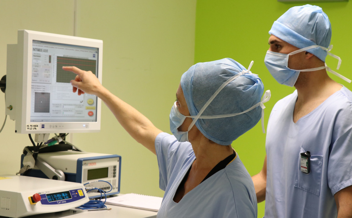 les radiothérapeutes s'assurent de la zone à irradier - cancer du sein