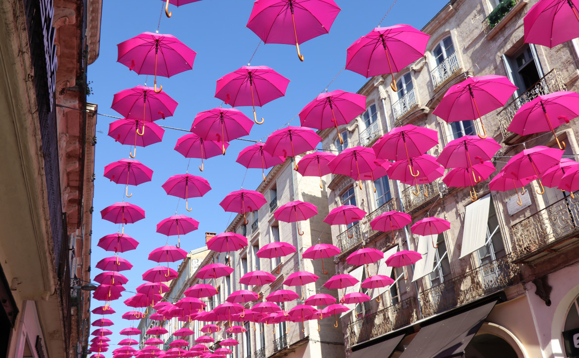 Parapluies roses rue de la Loge Montpellier ICM
