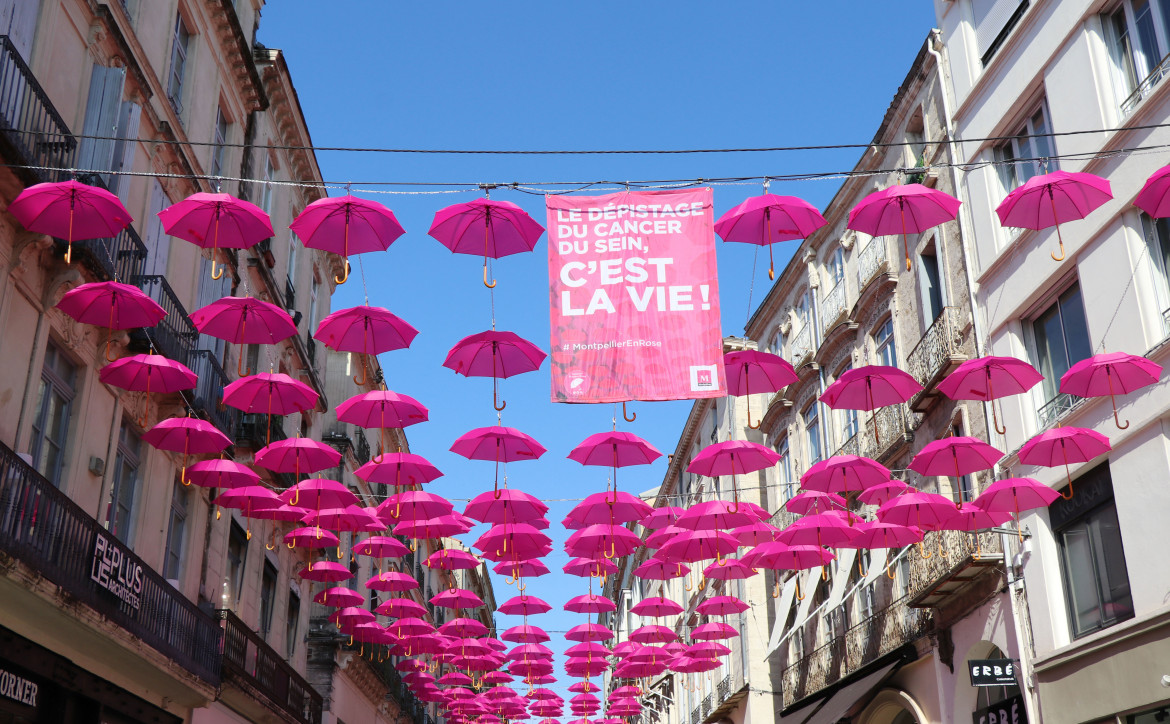 Parapluies roses rue de la Loge Montpellier ICM